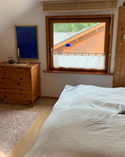 Gästezimmer mit Bett unter der Dachschräge
