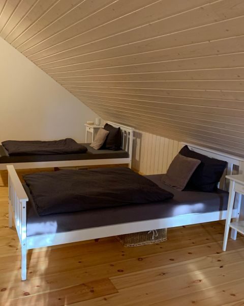 Gästezimmer mit Bett unter der Dachschräge